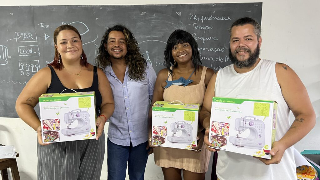 Rodrigo Pontes (à esq.) com os artesãos premiados na Oficina Criativa