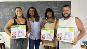 Rodrigo Pontes (à esq.) com os artesãos premiados na Oficina Criativa